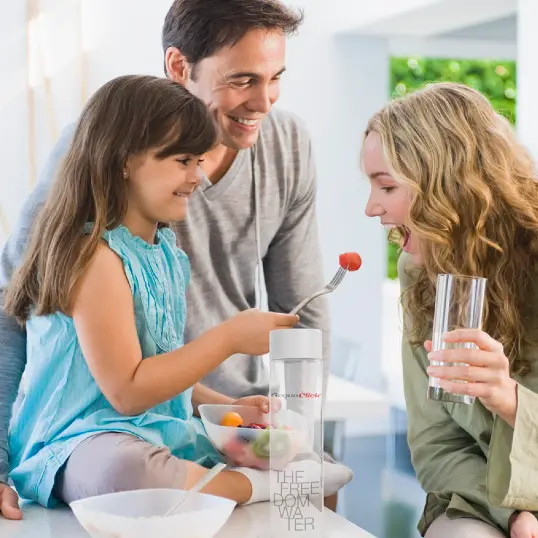 famiglia divertita durante una merenda di frutta