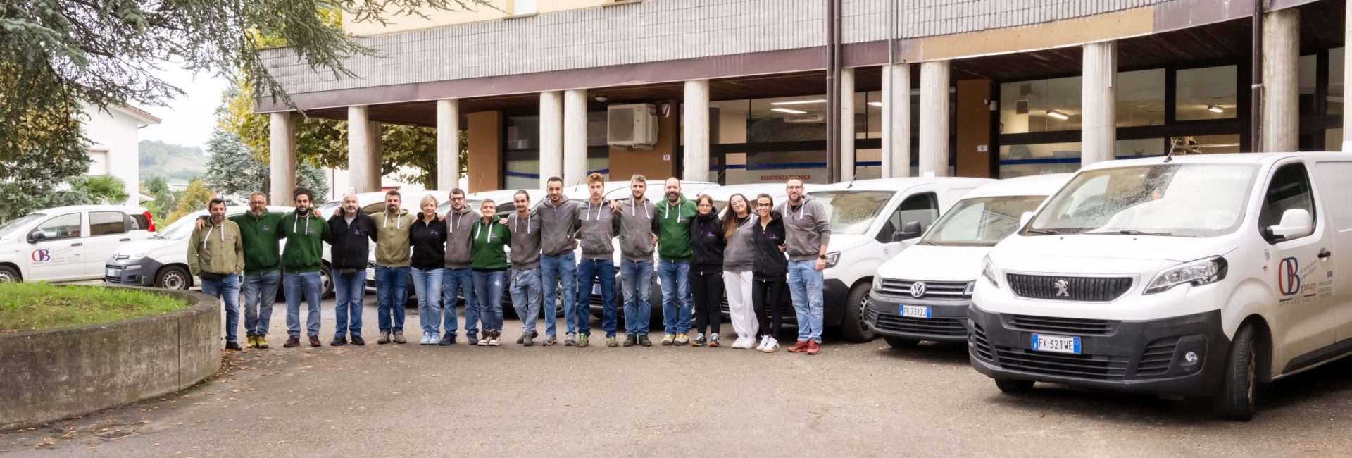 foto fuori dall'azienda. foto di gruppo di tutte le persone che lavora in ob group